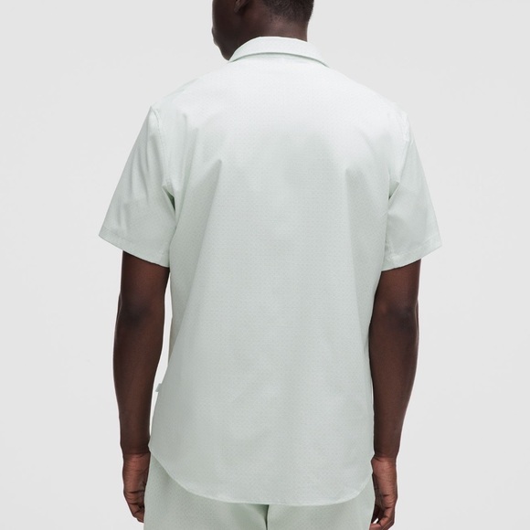 LIKE NEW Lululemon Men’s Airing Easy Short Sleeve Button Down Shirt - Picture 6 of 7